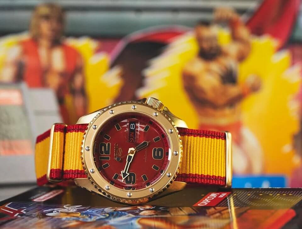 Jam tangan Seiko 5 Sports edisi Zangief dengan tali warna merah dan kuning